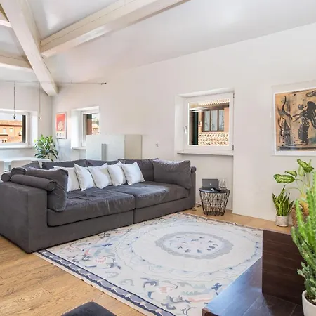 Stunning Floor Flat In The Heart Of - With Car Park