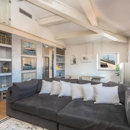 Apartment Stunning Floor Flat In The Heart Of - With Car Park