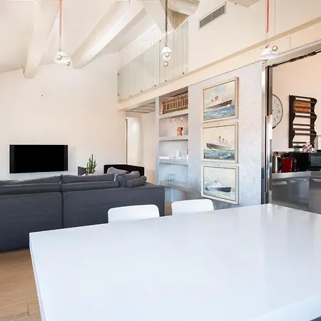 Stunning Floor Flat In The Heart Of *