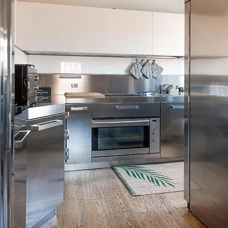 Stunning Floor Flat In The Heart Of - With Car Park Apartment Verona