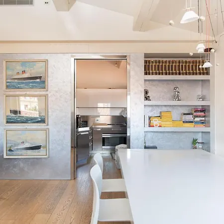 Stunning Floor Flat In The Heart Of - With Car Park Apartment Verona