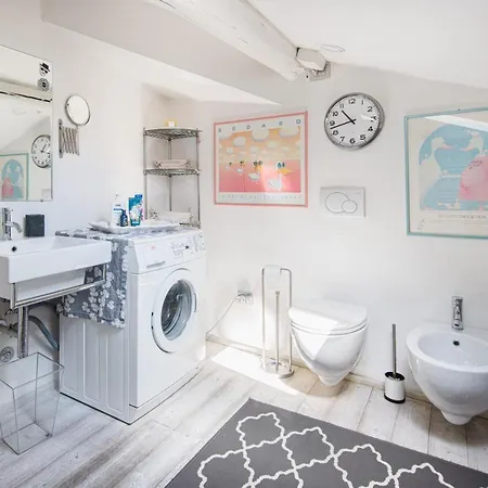 Stunning Floor Flat In The Heart Of - With Car Park Apartment Verona