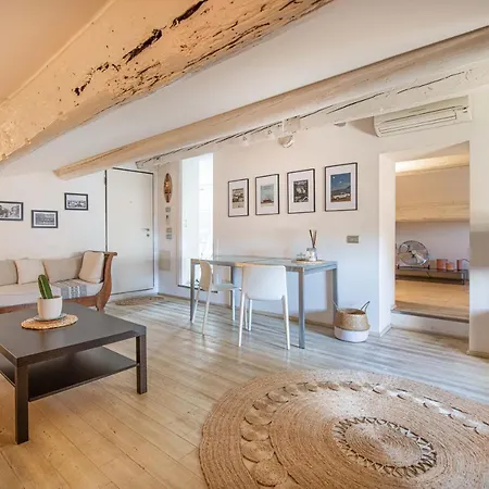 Stunning Floor Flat In The Heart Of