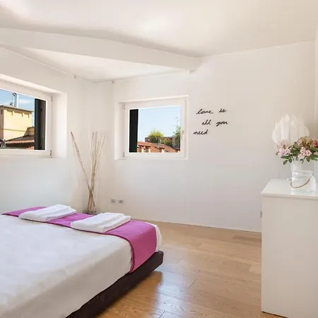 Stunning Floor Flat In The Heart Of - With Car Park *
