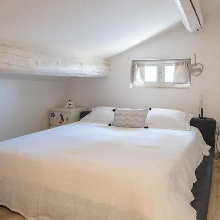 Stunning Floor Flat In The Heart Of - With Car Park *