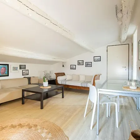 Apartment Stunning Floor Flat In The Heart Of - With Car Park *