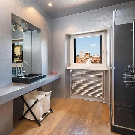 Apartment Stunning Floor Flat In The Heart Of - With Car Park *