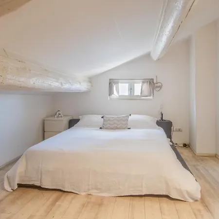 Stunning Floor Flat In The Heart Of - With Car Park