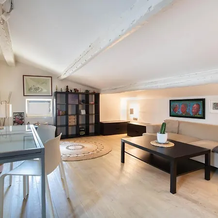 Stunning Floor Flat In The Heart Of - With Car Park